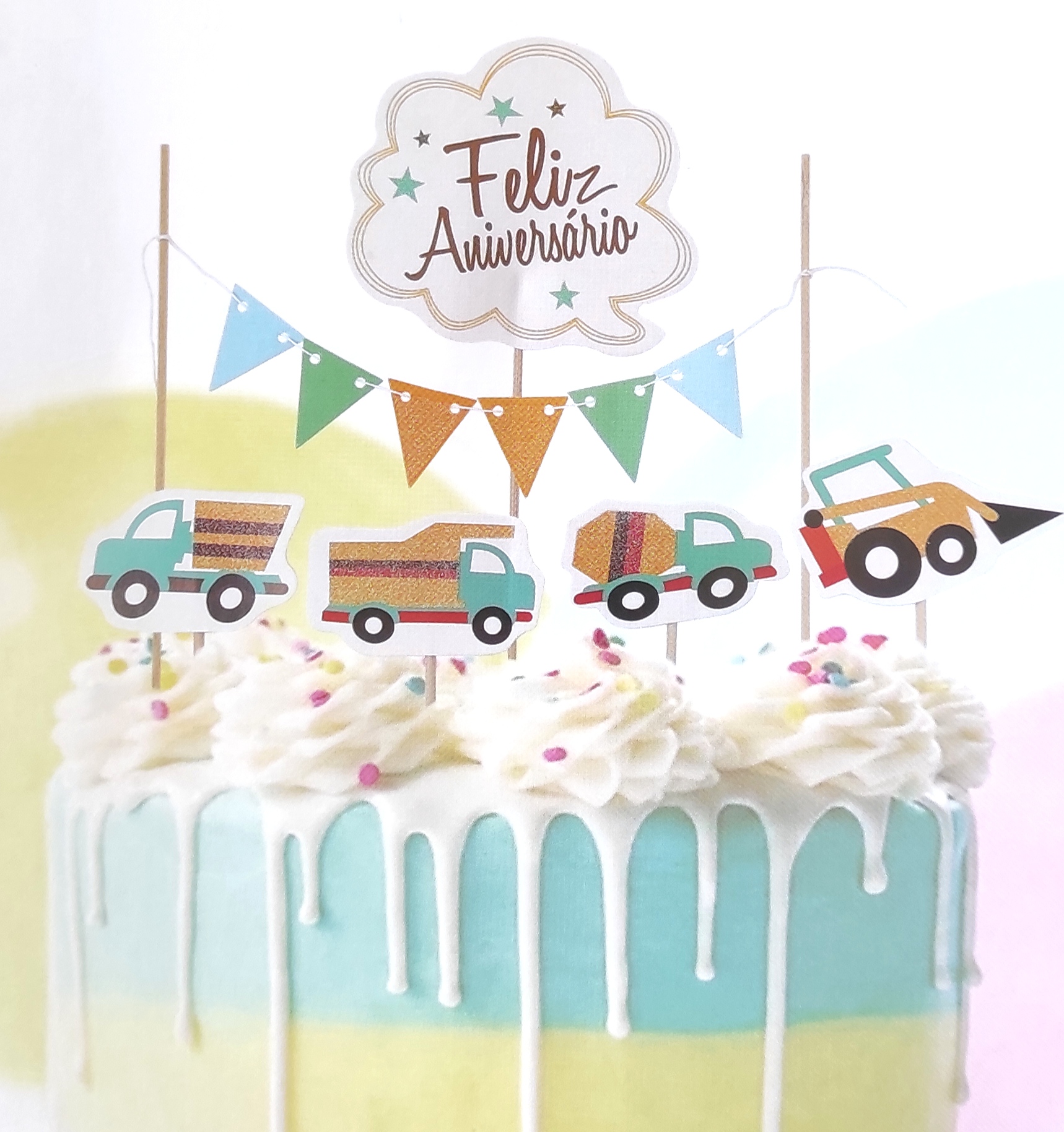 Bolo de aniversário com decoração de carrinhos e bandeirolas e placa Feliz Aniversário