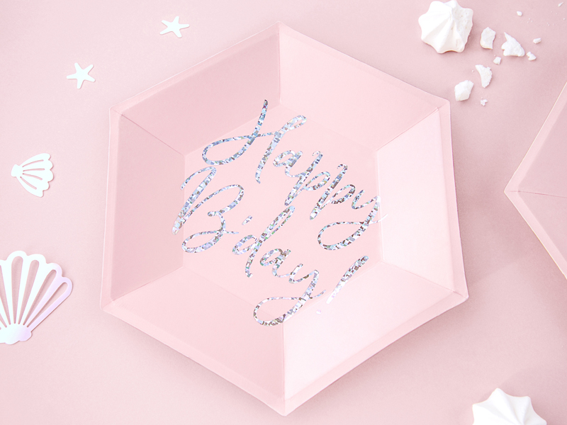 Prato hexagonal rosa com texto Happy Bday e acessórios decorativos em fundo rosa