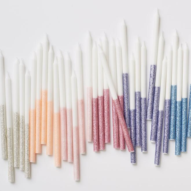 Velas de aniversário brancas com bases brilhantes coloridas