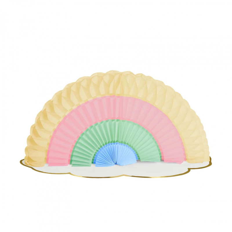 Leque de papel colorido em padrão de arco-íris em fundo branco