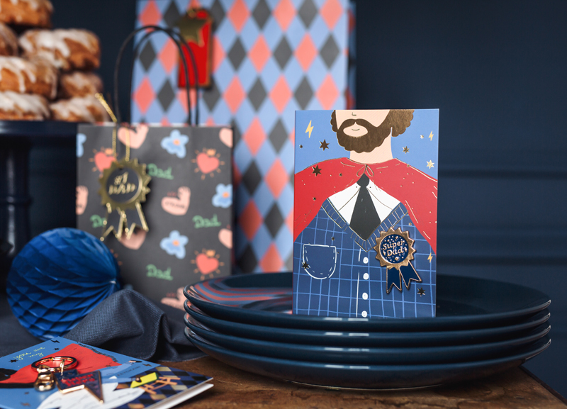 Cartão ilustrado sobre prato azul com presentes e decoração de fundo