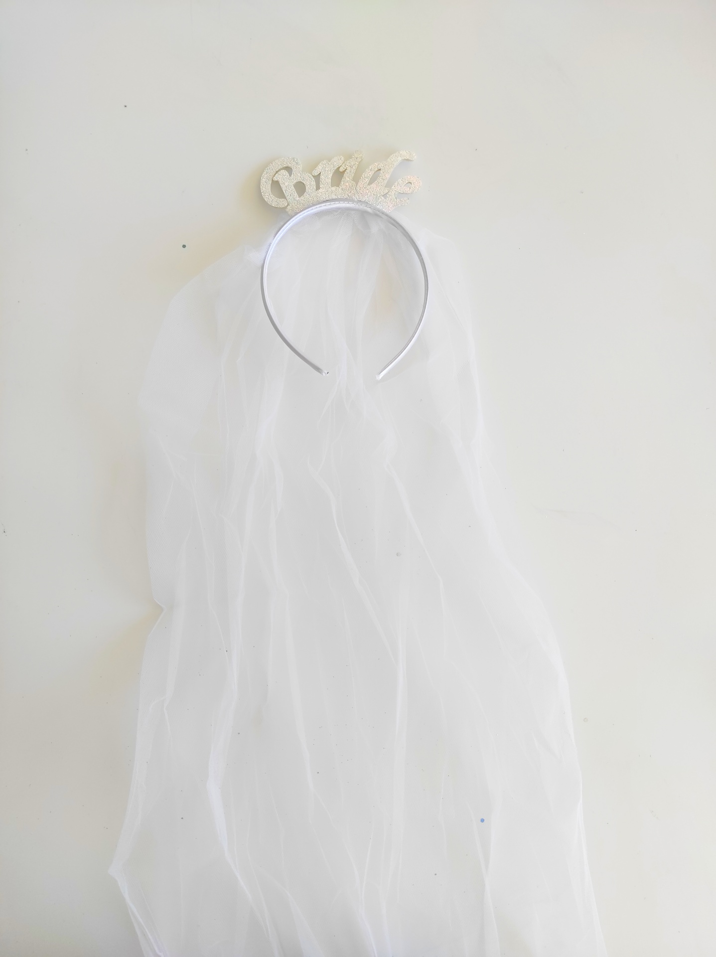 Véu branco para noiva com tiara prateada escrita Bride