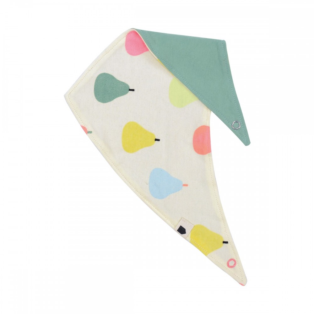 Lenço triangular para bebé com padrão de pêras coloridas e parte traseira verde-água.