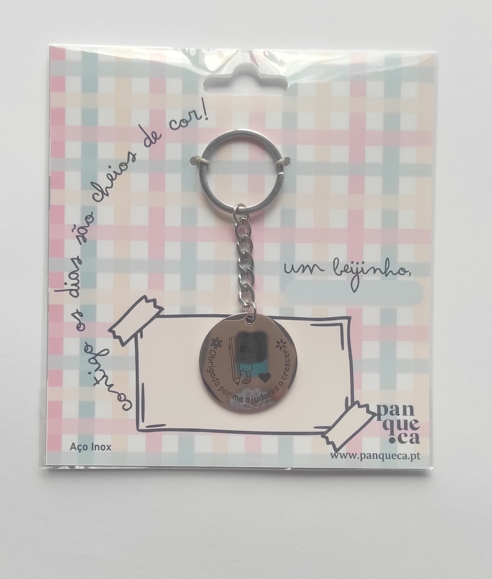 Porta-chaves em aço inox embalado com design xadrez e texto em português