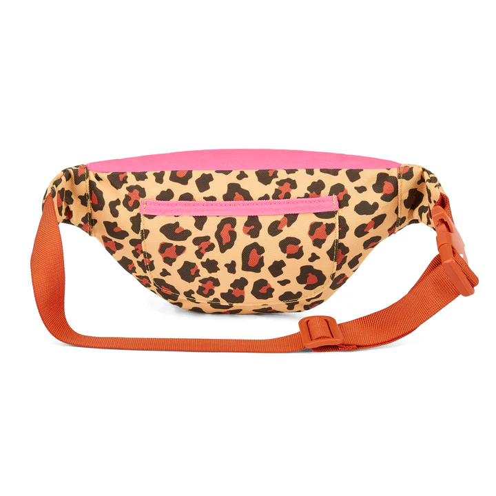 Bolsa tipo pochete com padrão de pele de leopardo e cinta laranja ajustável