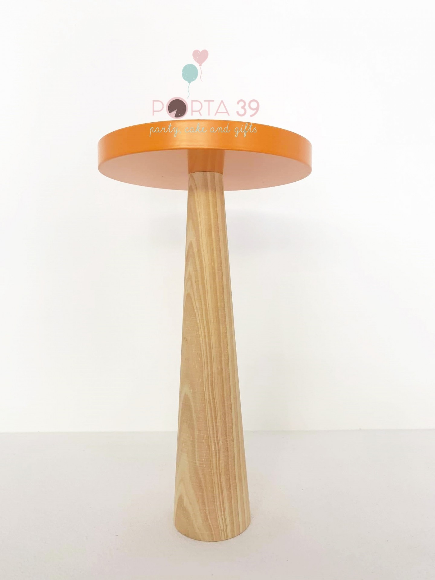 Mesa alta com tampo laranja e base de madeira clara