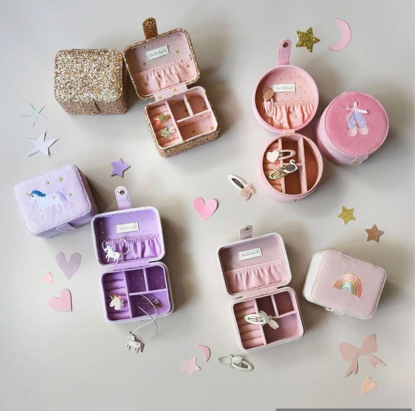 Caixas organizadoras de joias em rosa, roxo e dourado com decoração de unicórnio, balé e arco-íris