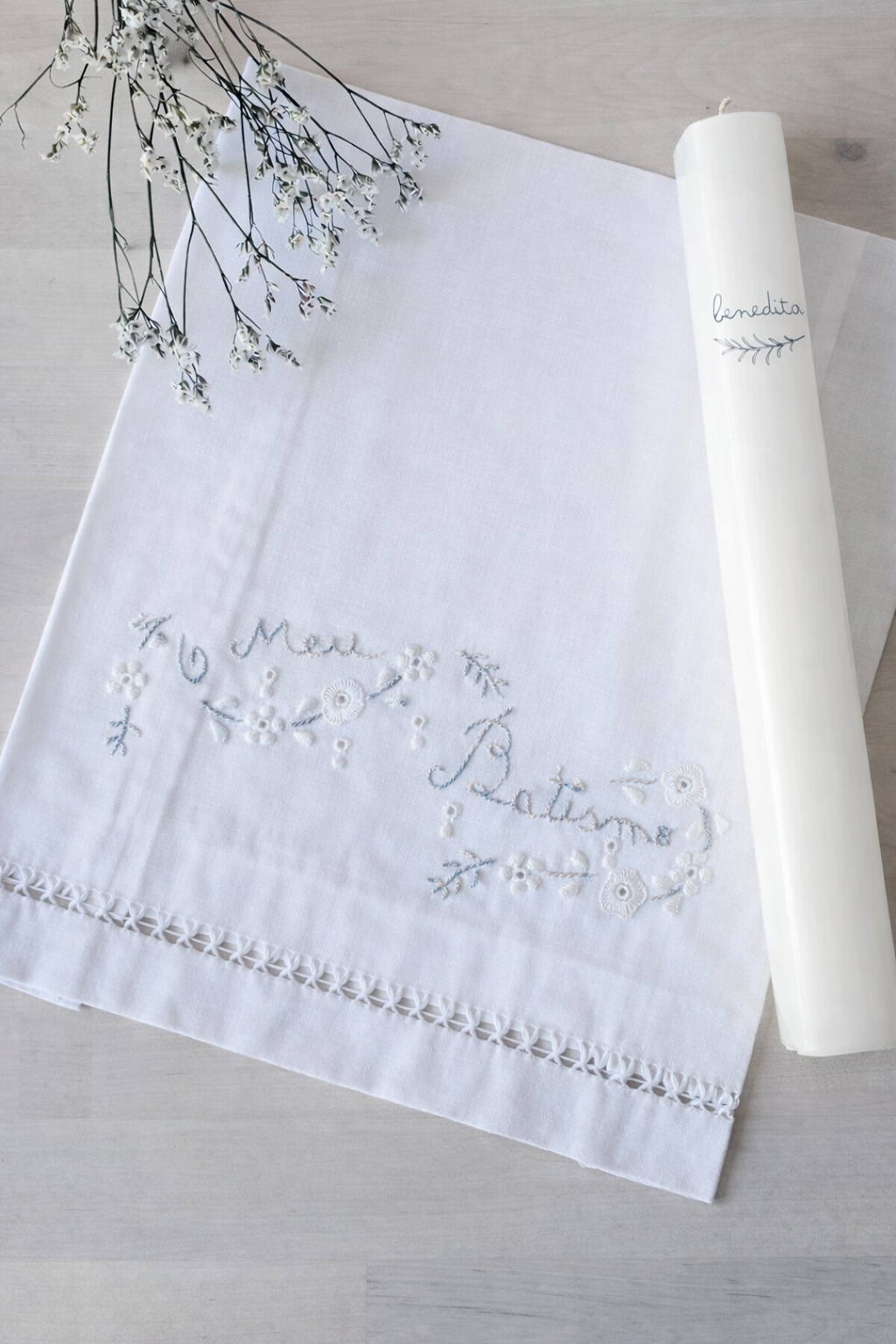 Toalha branca bordada com texto Meu Batismo e vela branca com texto benedita
