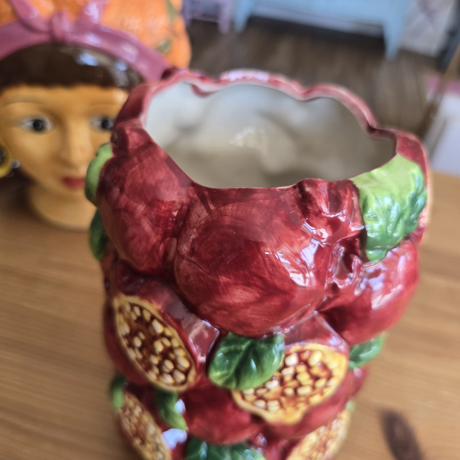 Vaso cerâmico decorativo com romãs em relevo coloridas e interior branco