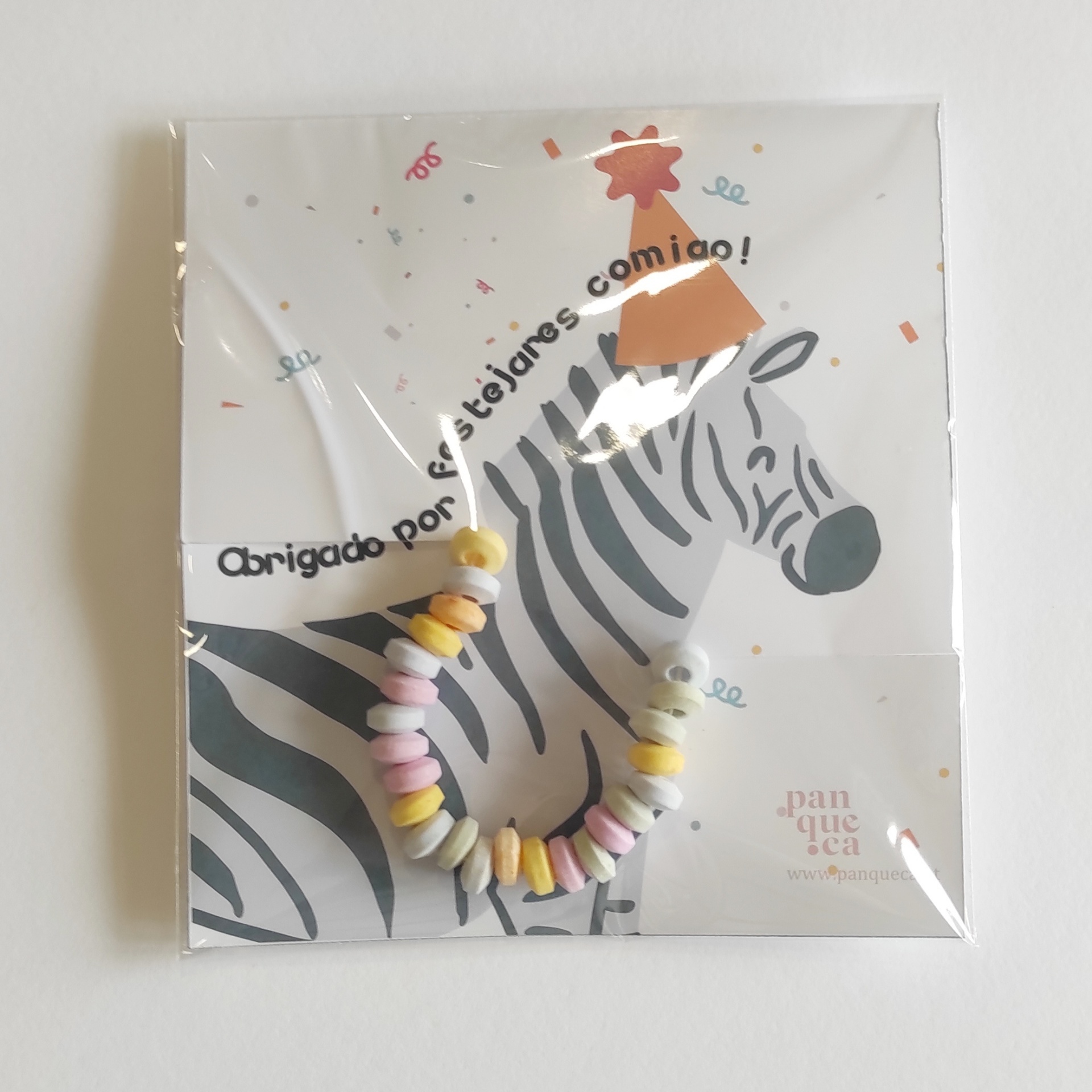 Pulseira colorida em cartão com desenho de zebra e texto de agradecimento