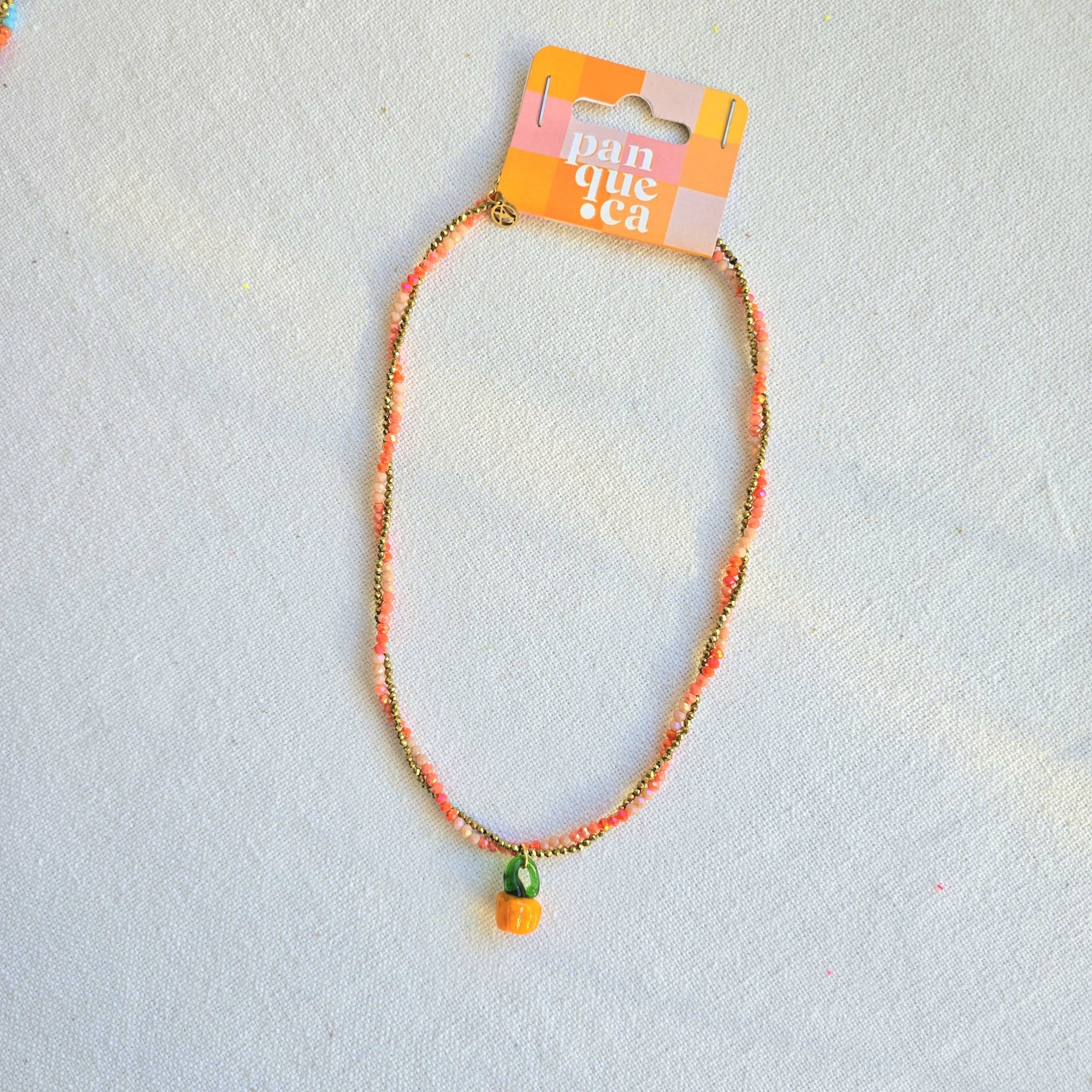 Colar colorido com pendente em cartão de marca Panque ca