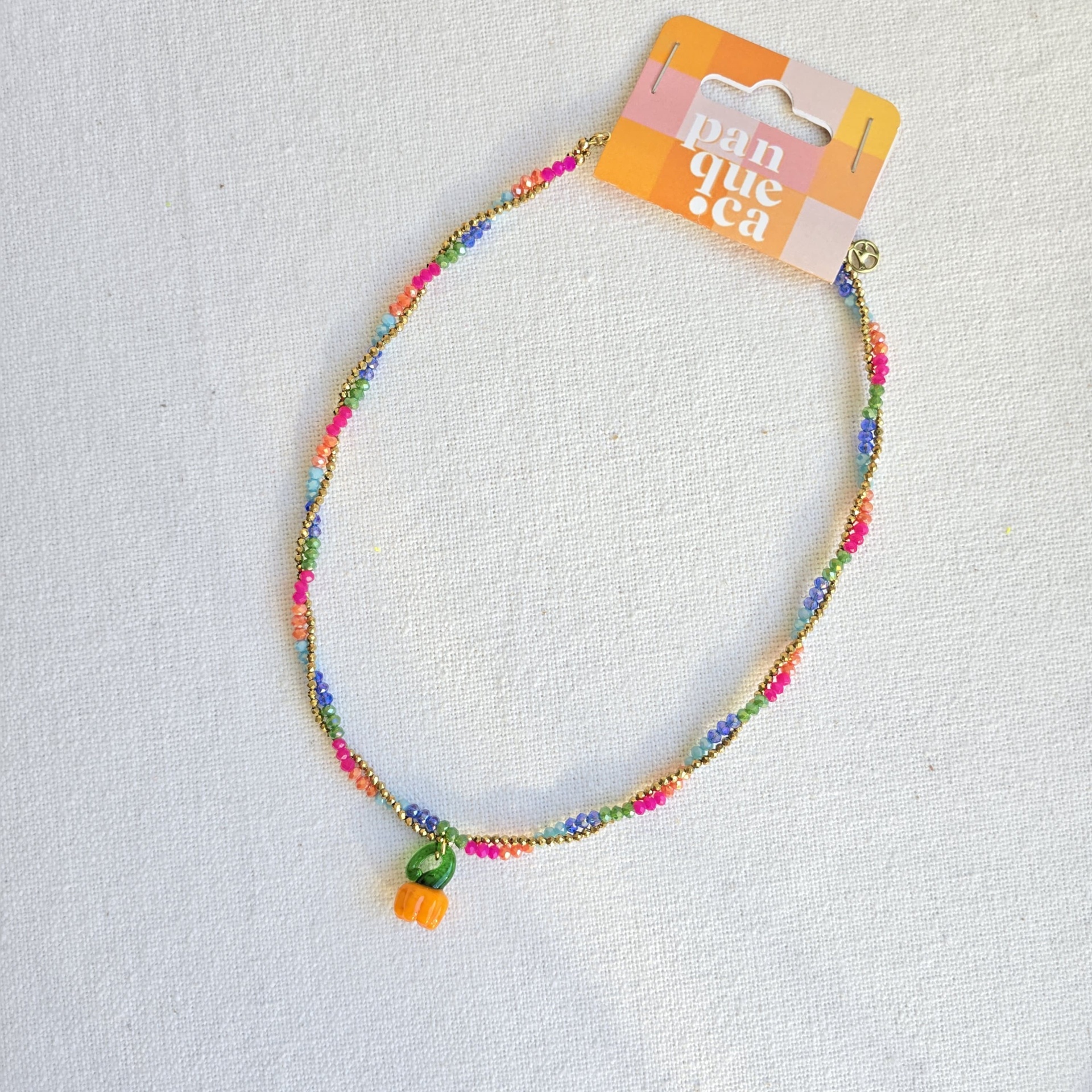 Colar de contas coloridas com pendente de abóbora e etiqueta 'panqueça'