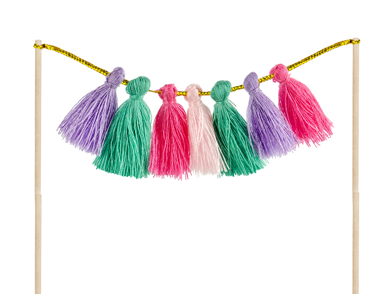 Guirlanda com franjas coloridas penduradas em fio dourado entre dois palitos de madeira