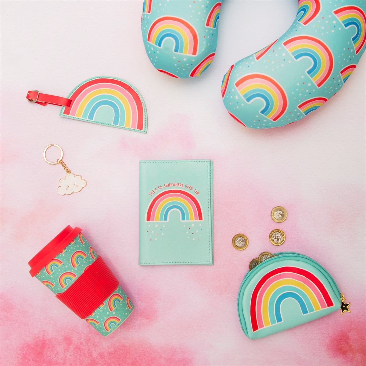 Conjunto de produtos com tema arco-íris sobre fundo branco e rosa