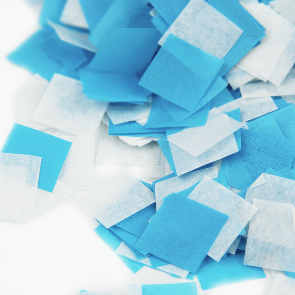 Pequenas saquetas quadradas azuis com abas transparentes sobre fundo branco