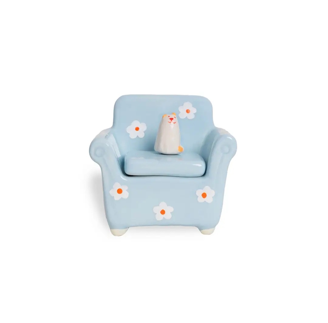 Miniatura de poltrona azul com flores e estátua de gato