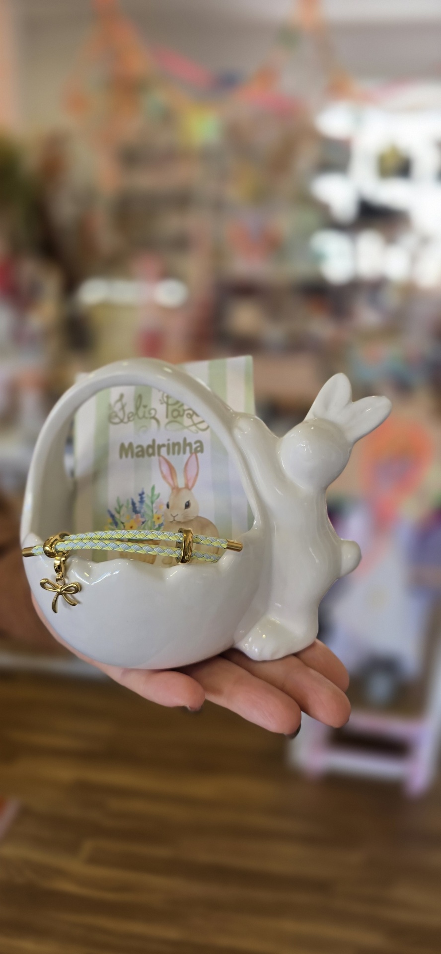 Vaso decorativo em cerâmica branca em forma de coelho com pendente dourado e cartão com texto FELIZ PÁSCOA Madrinha.