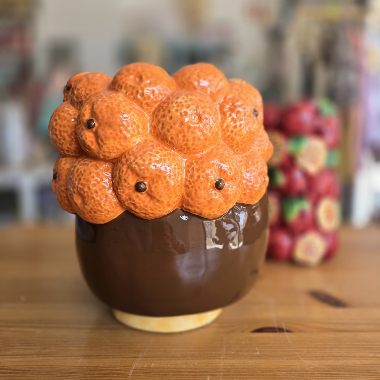 Vaso decorativo em cerâmica com tangerinas laranja brilhantes no topo