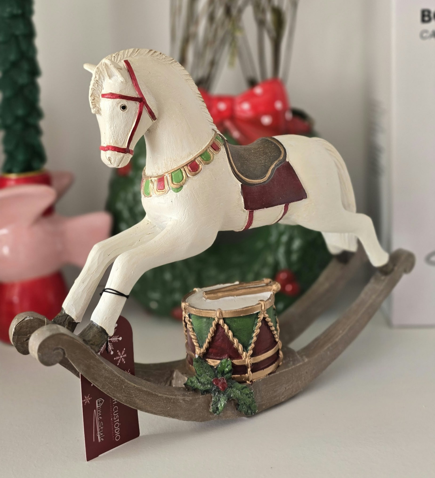 Cavalo de baloiço decorativo branco com detalhes coloridos em madeira