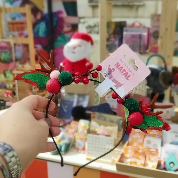 Arco de cabelo festivo com decoração de Natal em loja