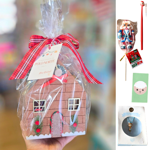Casa decorativa de Natal em celofane com laço vermelho e quatro pequenos objetos variados à direita