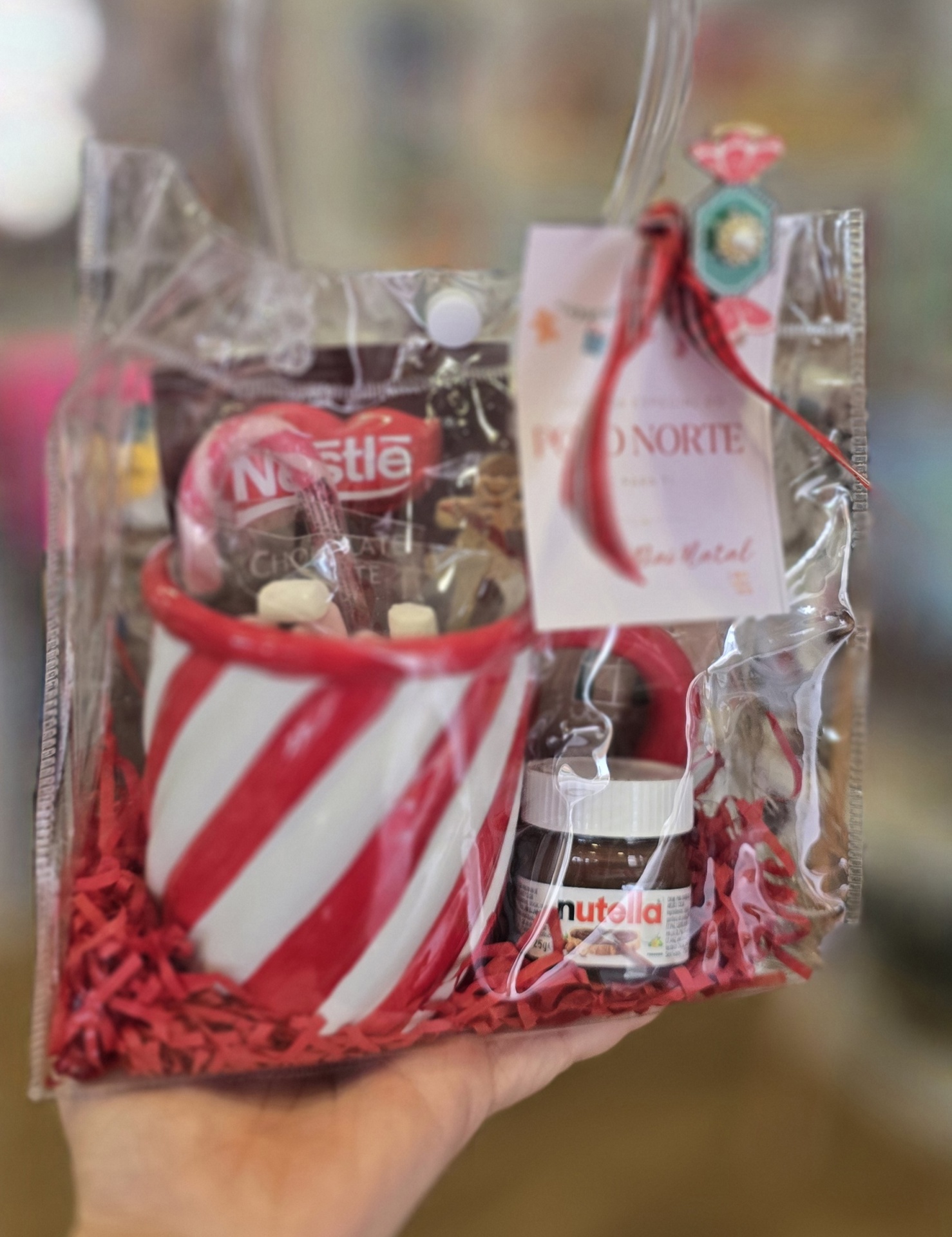Kit presente caneca riscas vermelhas e brancas, Nutella mini, chocolate Nestlé, cana doce e embalagem transparente