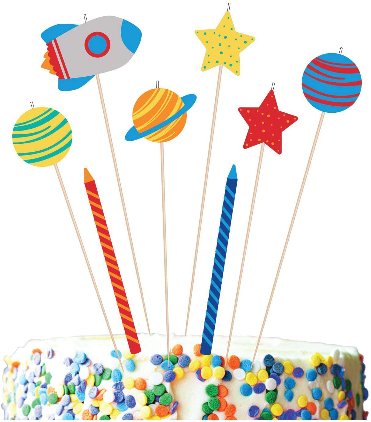 Bolo decorado com confeitos coloridos e enfeites espaciais