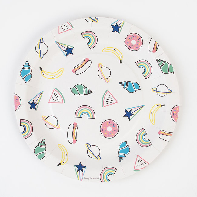 Prato redondo de papel com padrão colorido e texto 'my little day'