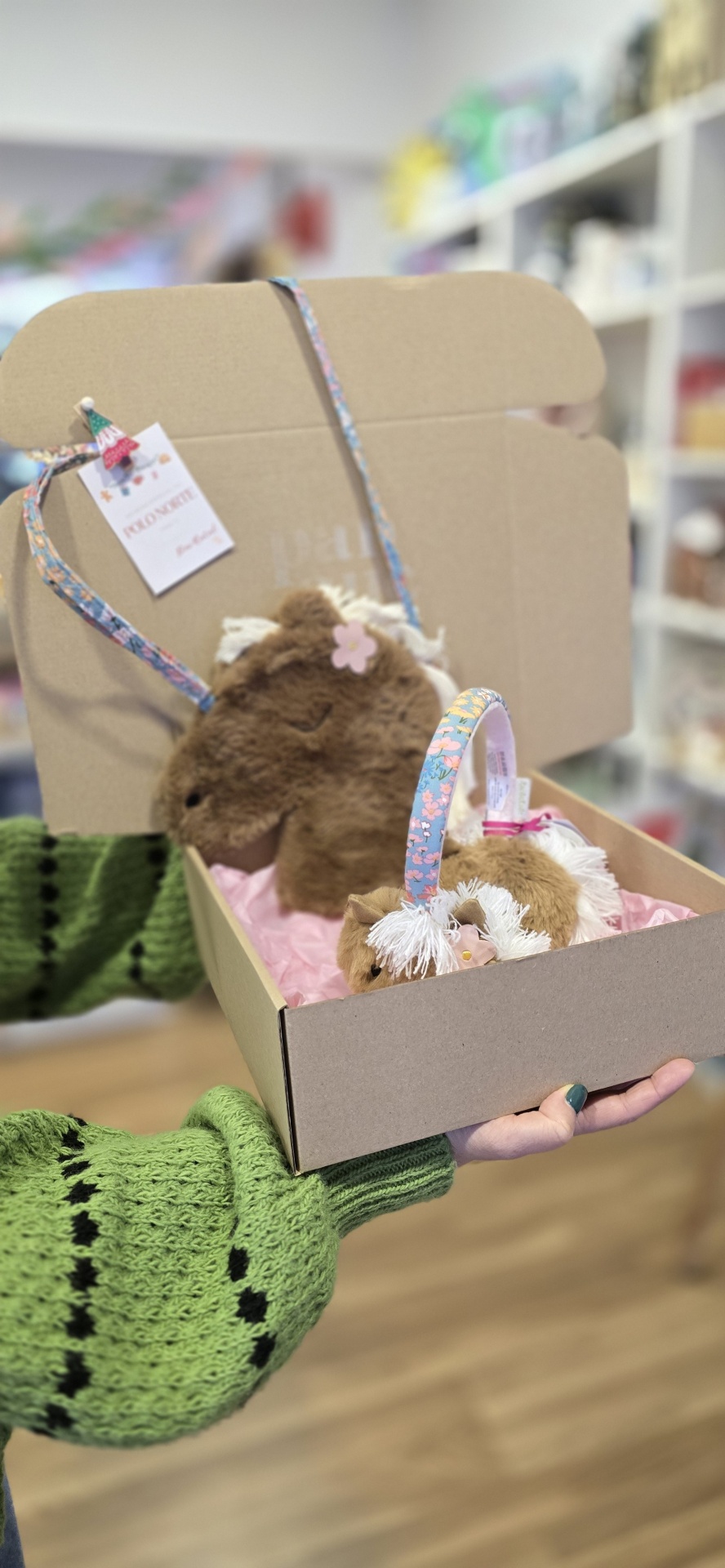 Caixa com bolsas de peluche castanhas com alças floridas azuis