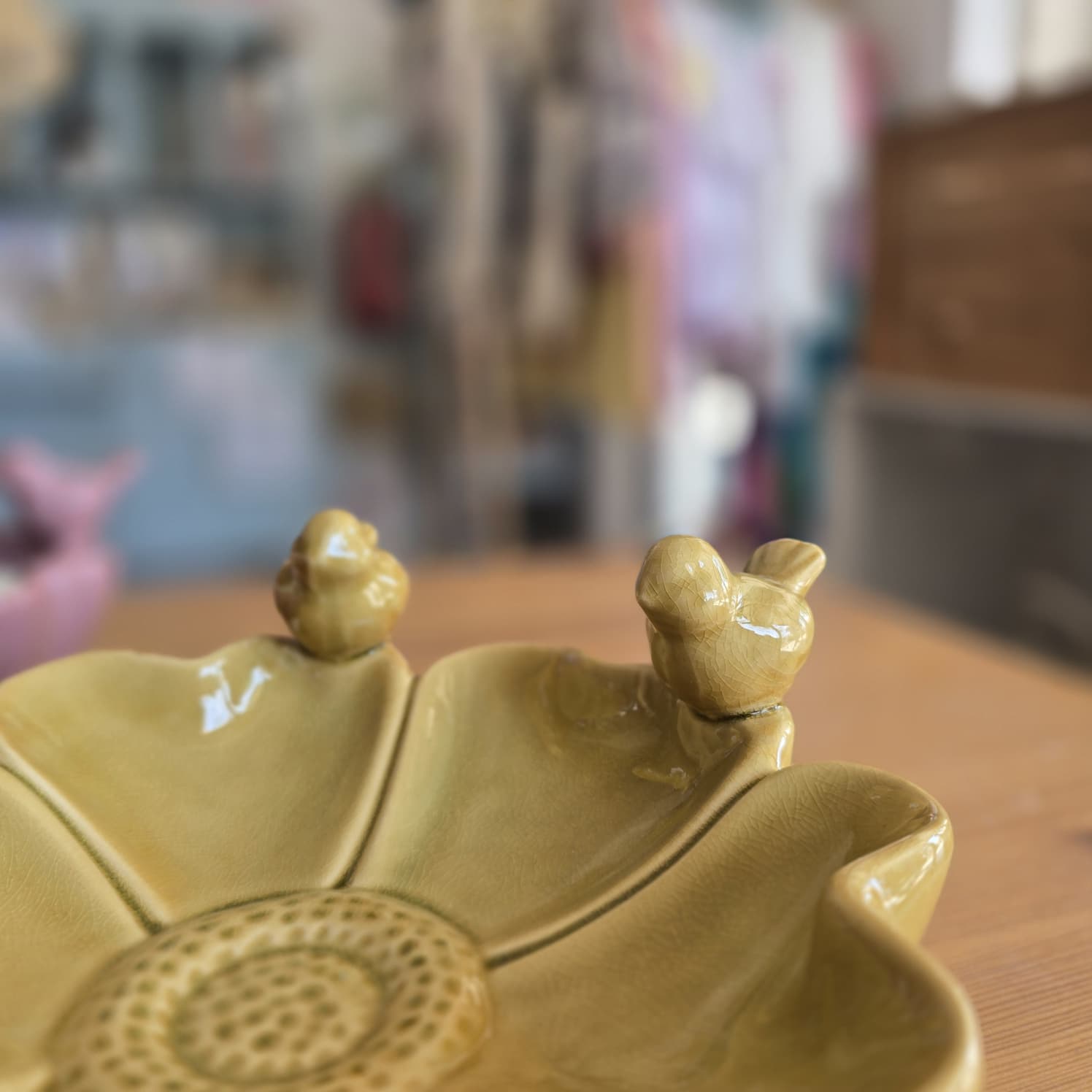 Prato de cerâmica amarelo com passarinhos decorativos