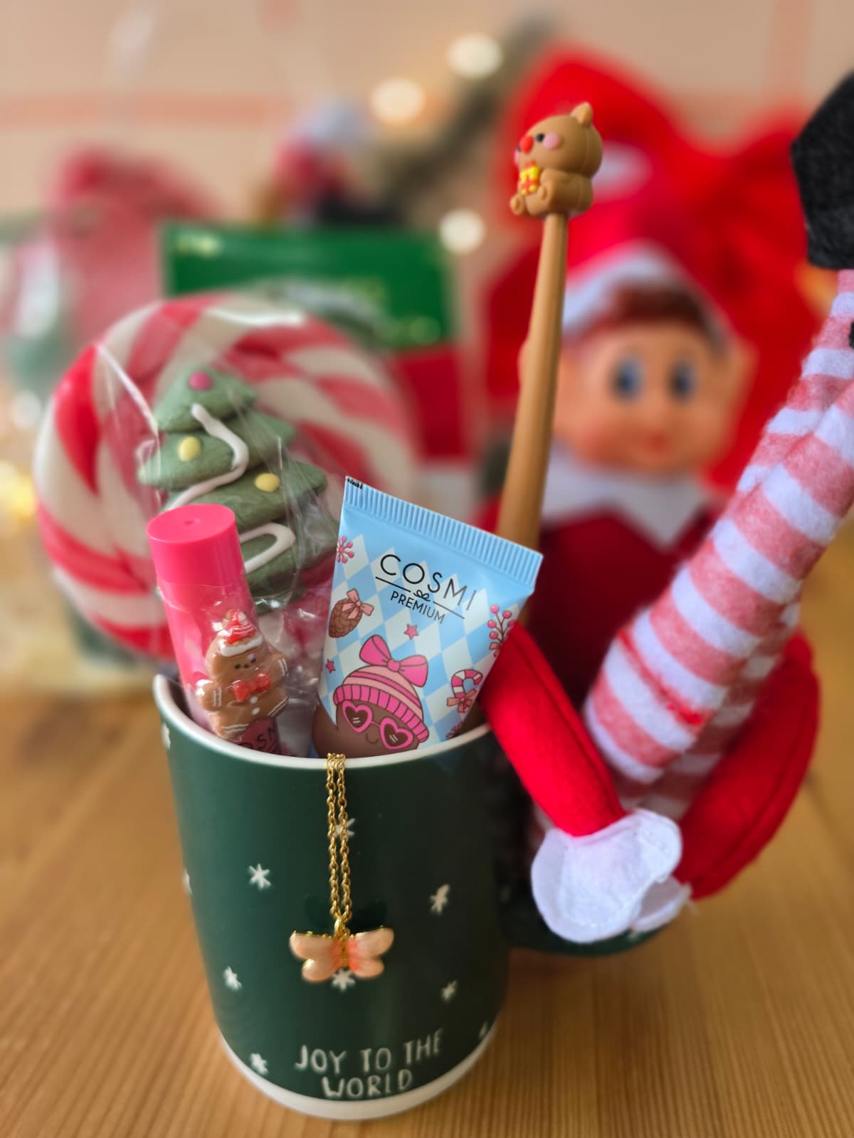 Caneca verde com itens de Natal e creme COSMI PREMIUM