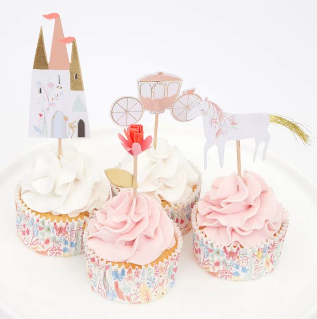 Quatro cupcakes decorados com papel decorativo e toppers de tema princesa