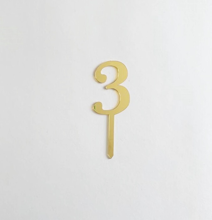 número 3 dourado sobre fundo branco