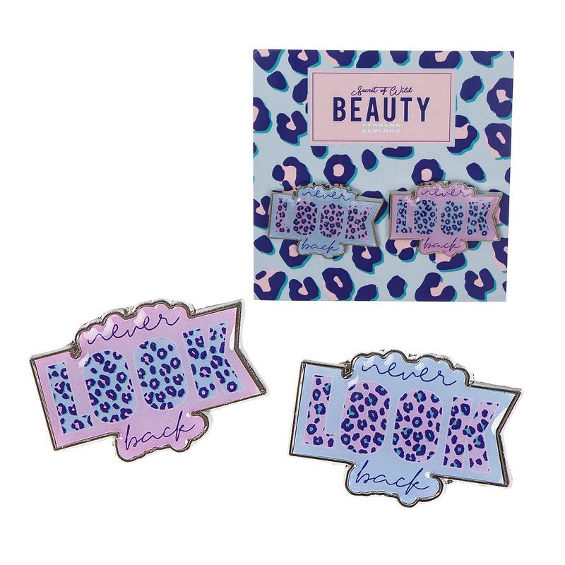Conjunto de pins decorativos com padrão leopardo e texto motivacional, em cartão temático azul e roxo.