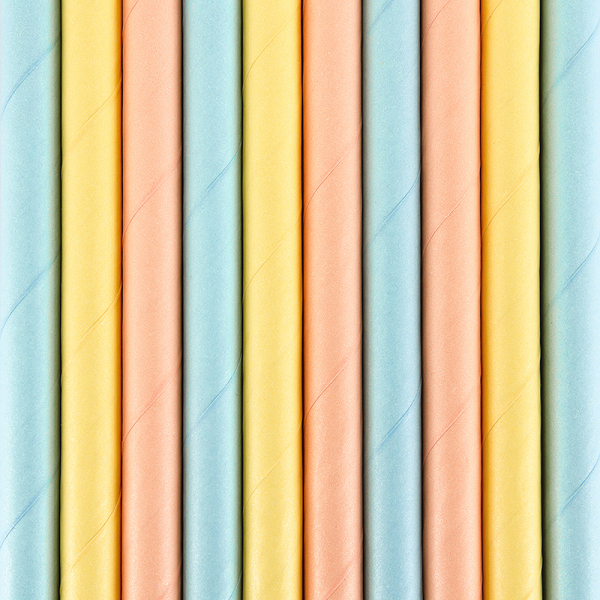 Velas finas em tons pastel azul, amarelo e salmão alinhadas verticalmente