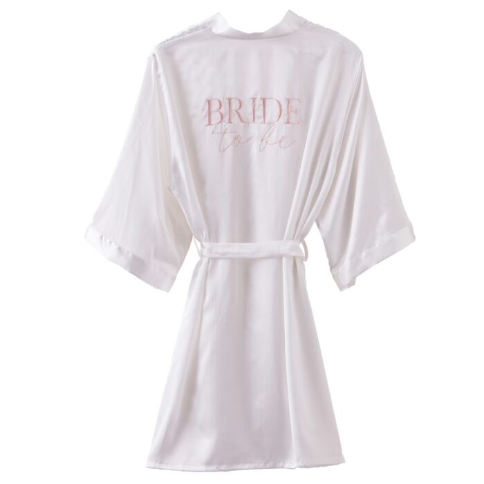 Robe branco acetinado com texto 'BRIDE to be' nas costas