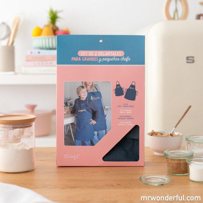 Caixa com set de 2 aventais azuis para adultos e crianças na cozinha.