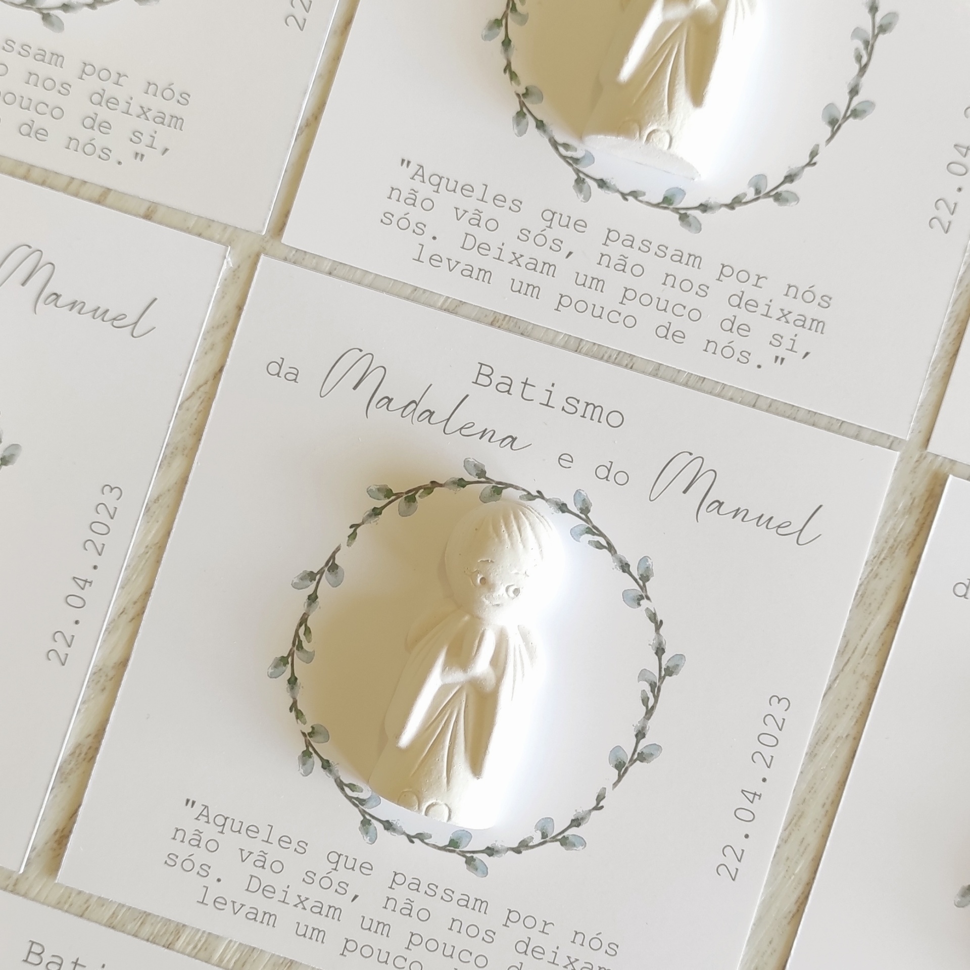 Convite de batismo branco com figura de bebé em relevo e moldura de folhas, com texto em português.