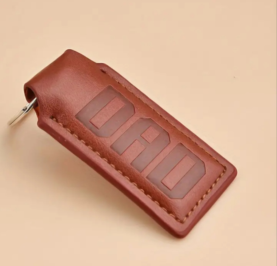 Porta-chaves de couro castanho com a palavra DAD