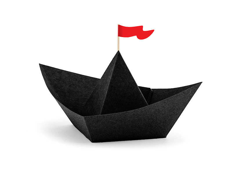 Barco de papel preto com bandeira vermelha