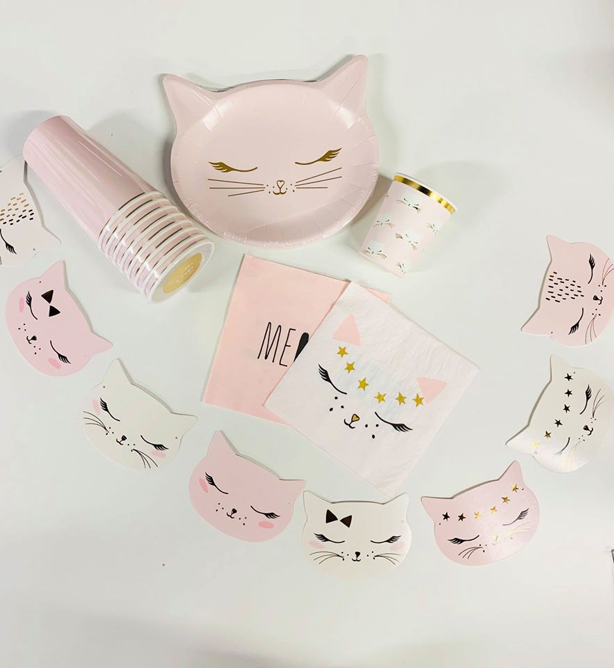 Conjunto de festa rosa com tema de gato, incluindo pratos, copos, guardanapos e guirlanda de recortes de gato