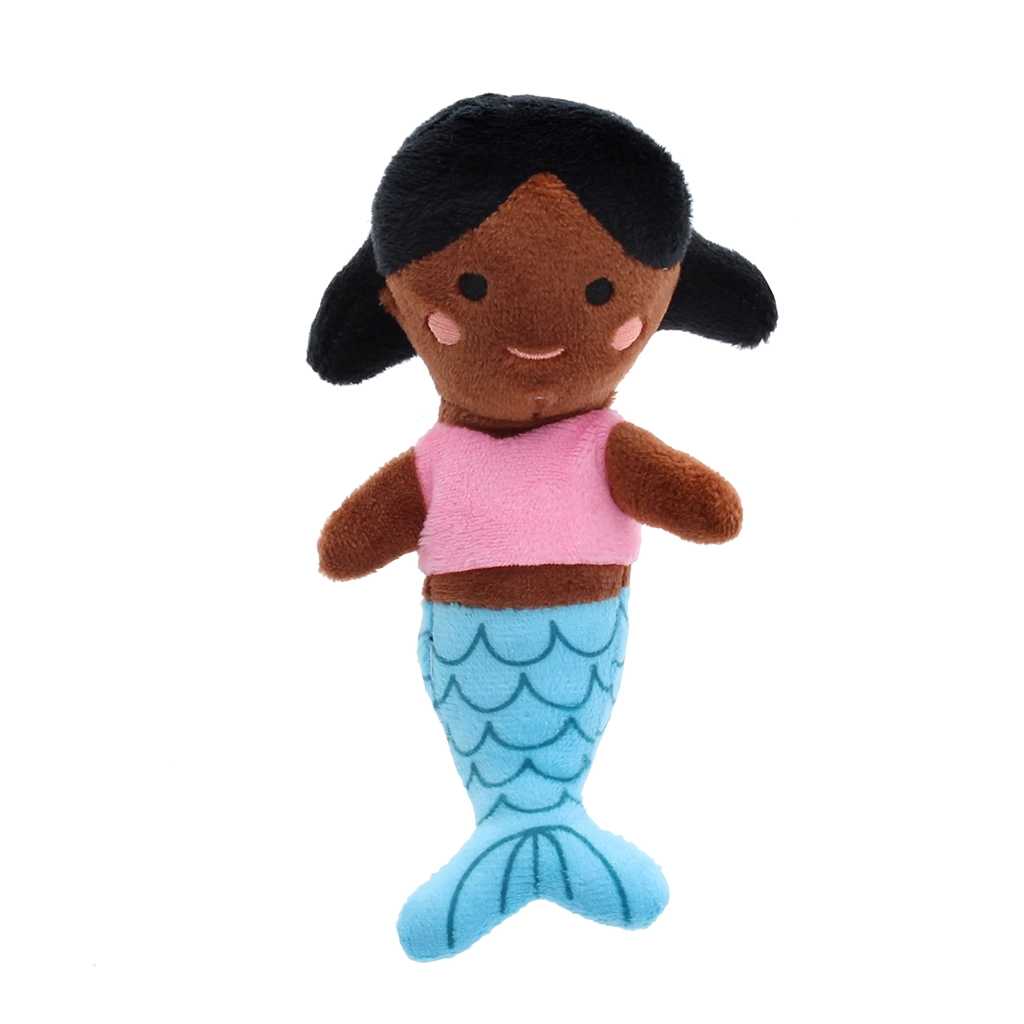 Boneca de peluche sereia com cabelo preto, pele castanha, camiseta rosa e cauda azul