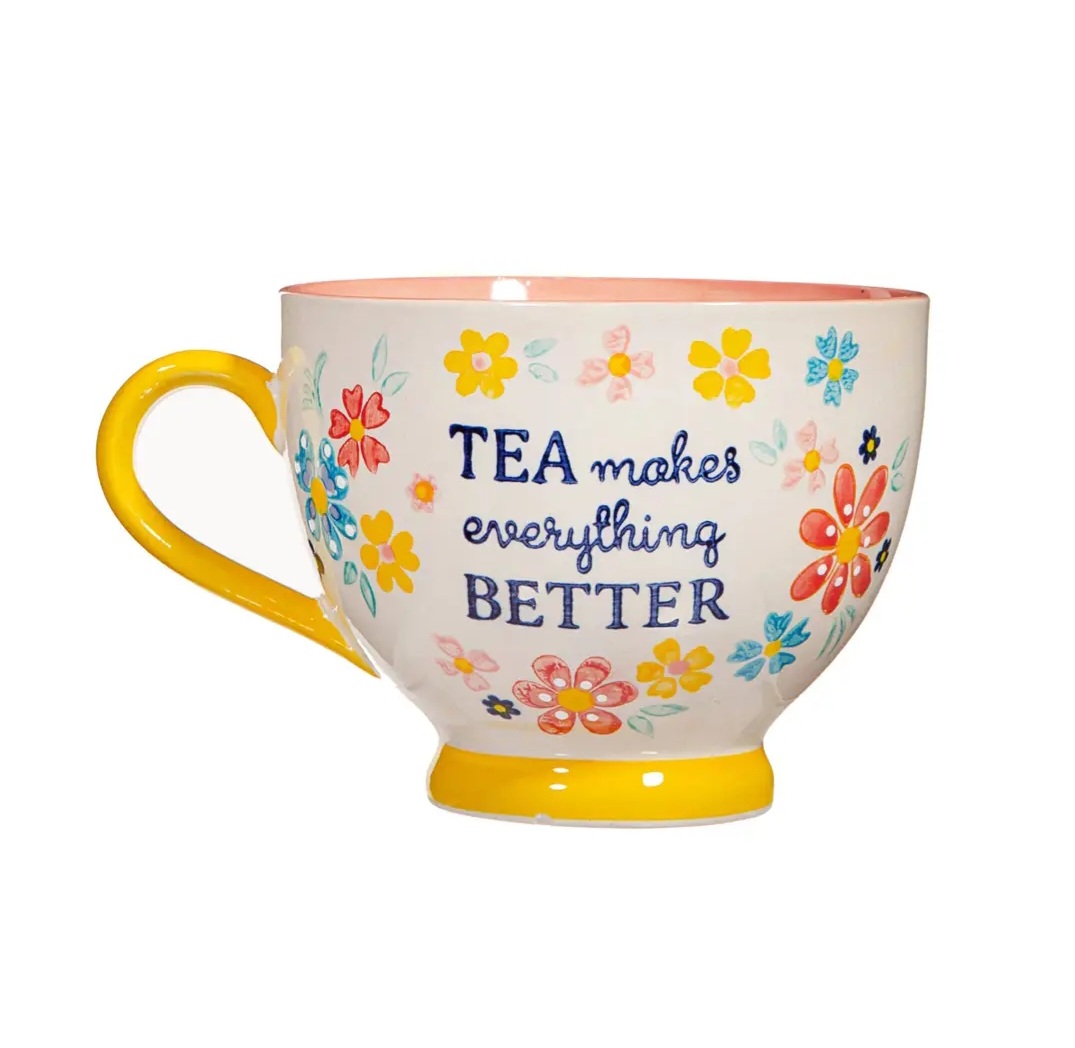 Caneca branca com decoração floral e texto azul