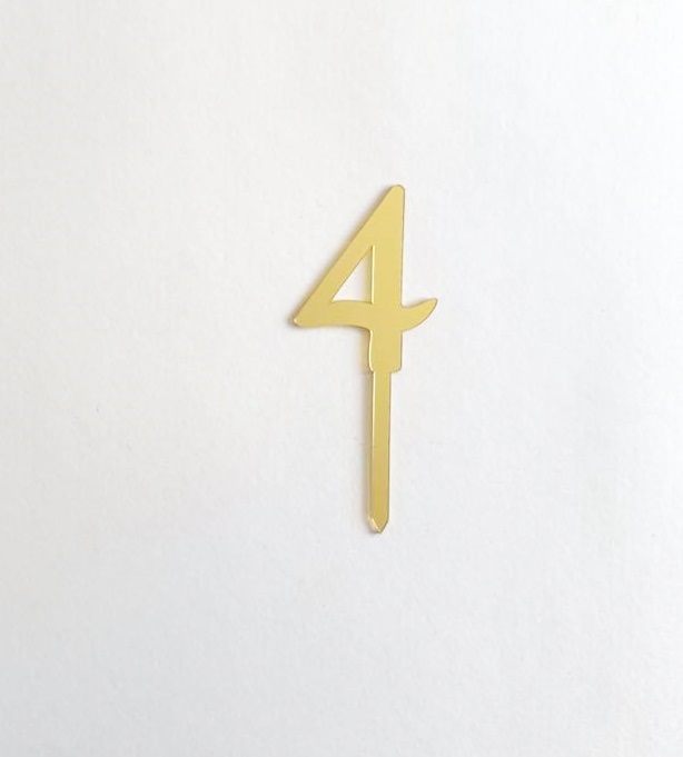 Número 4 dourado em superfície branca