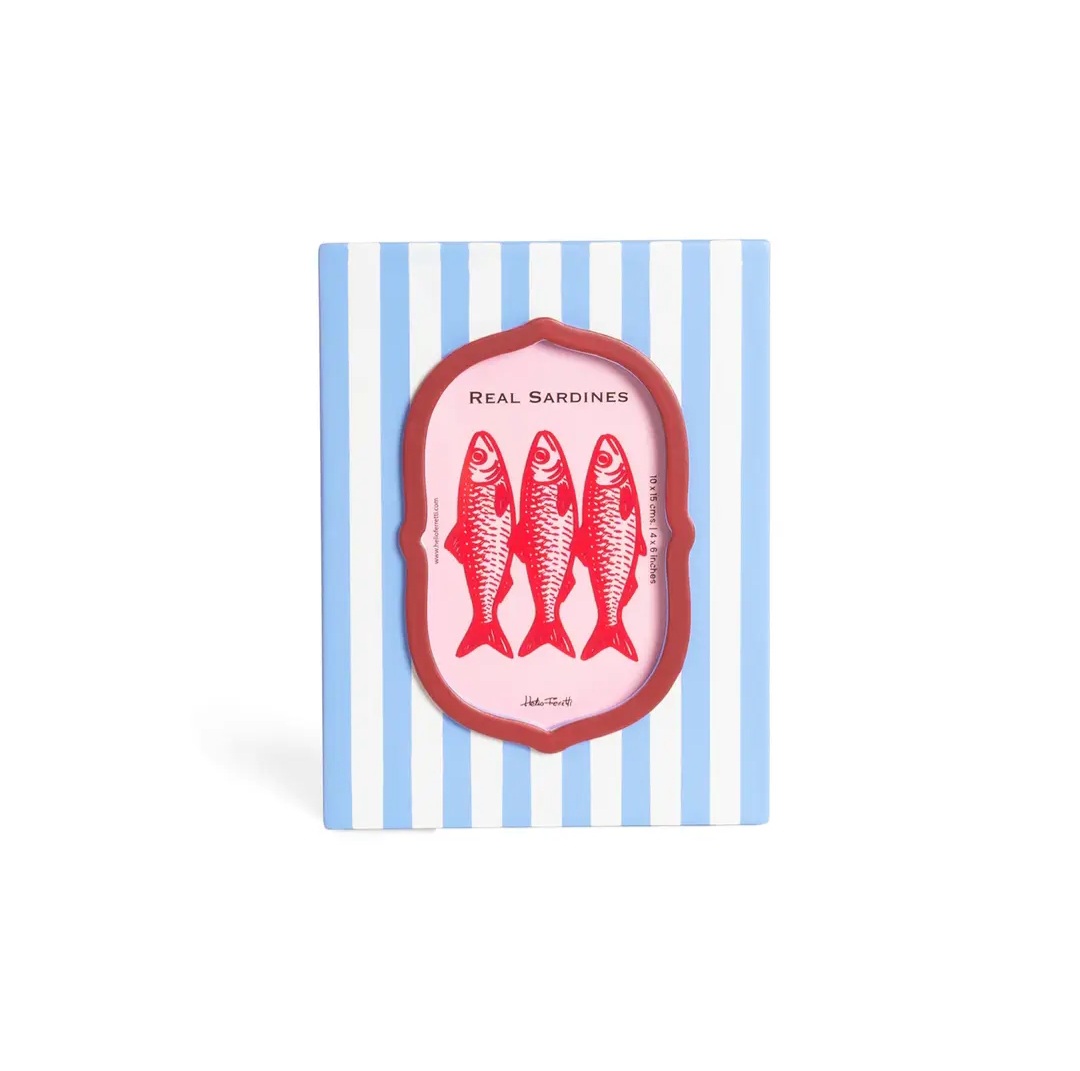 Moldura decorativa com desenho de três sardinhas vermelhas e padrão riscas azuis e brancas