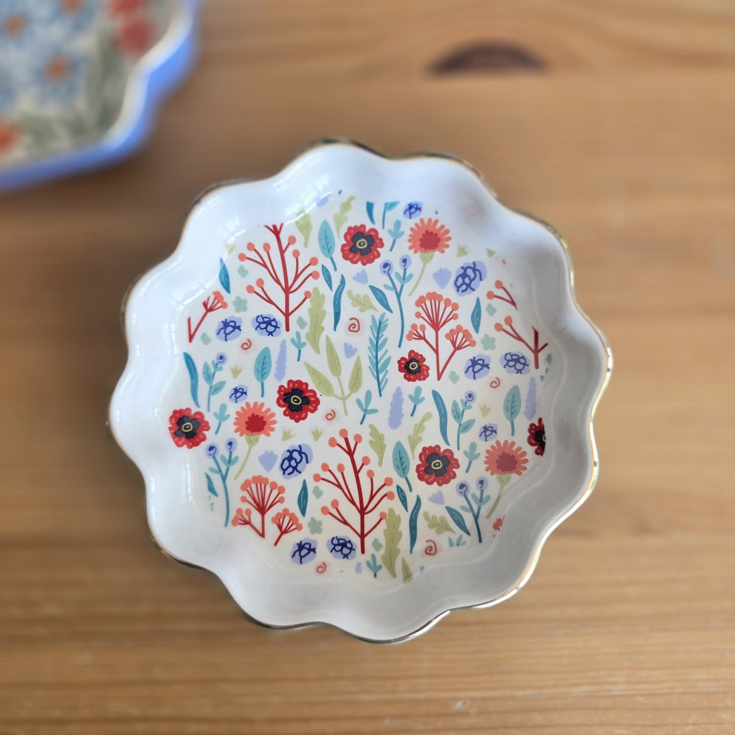 Prato de cerâmica branco com padrão floral colorido