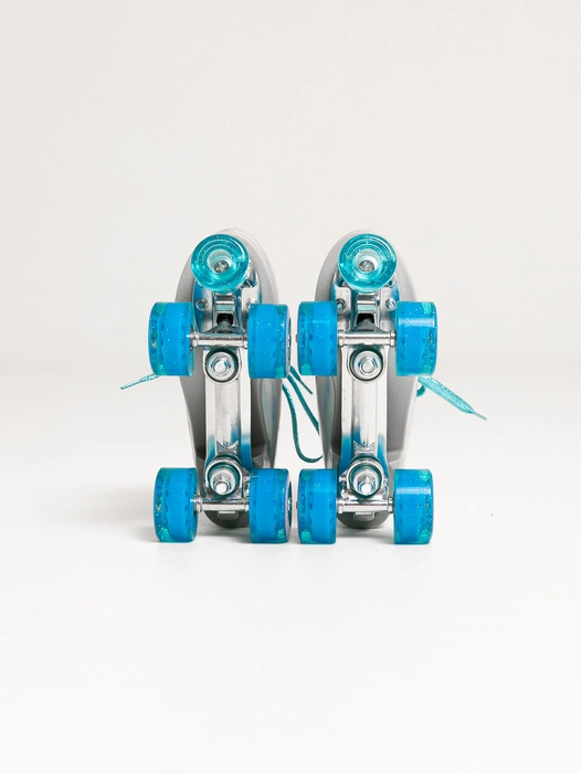 Patins clássicos com rodas azuis e base metálica prateada