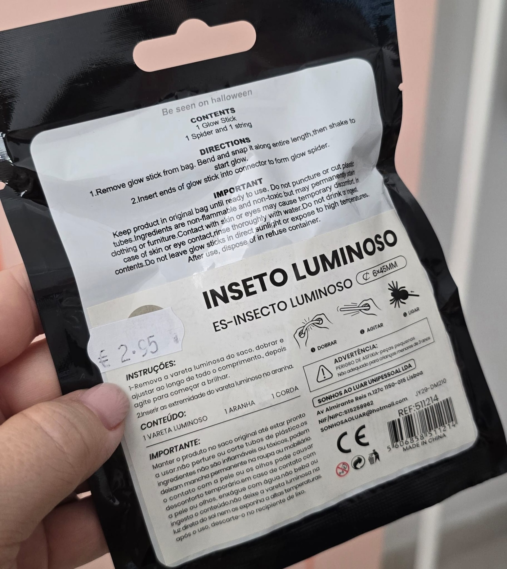 Embalagem preta com etiqueta branca e texto em português e inglês para inseto luminoso