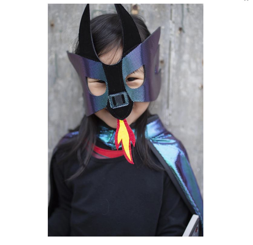 Máscara preta e azul brilhante com capa azul e vermelha em criança