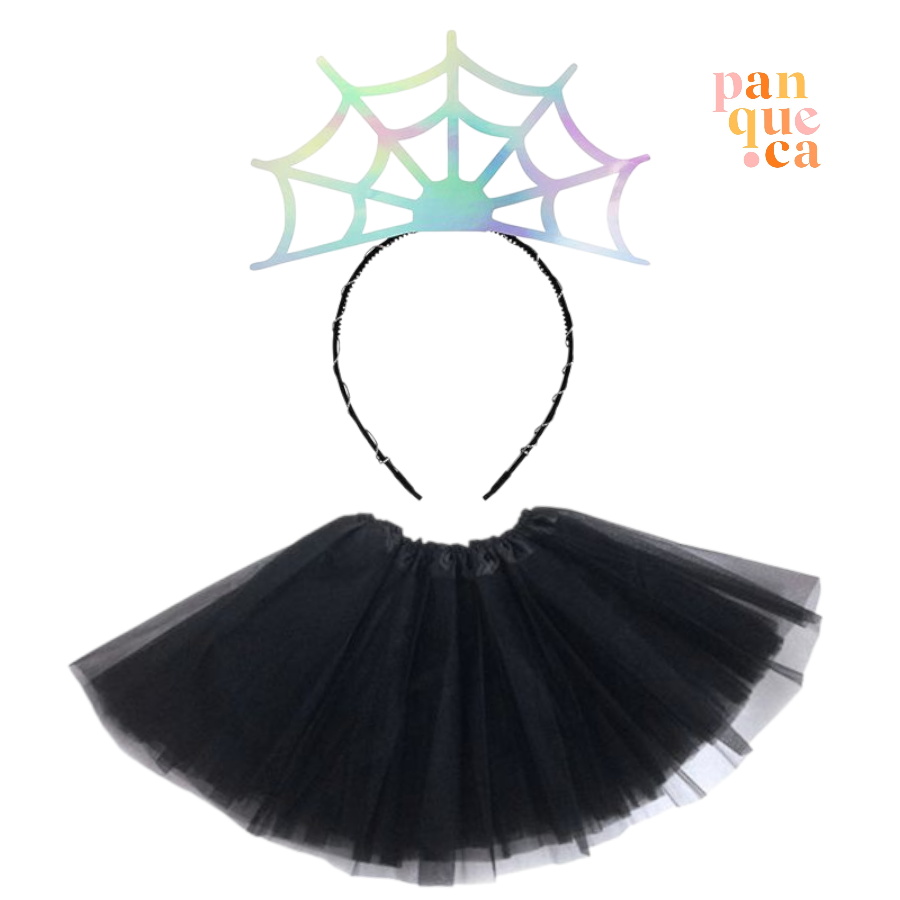 Saia tutu preta em tule e faixa de cabeça com aranha colorida decorativa, fundo branco, texto PANQUECA